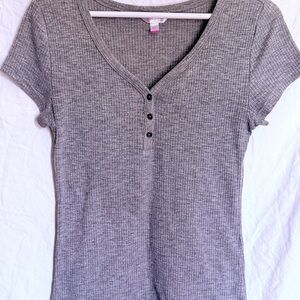 No Boundaries Gray Ribbed Short Sleeve Top